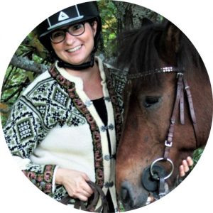 Toiminnanohjaaja Meri Toivanen hevosen vieressä