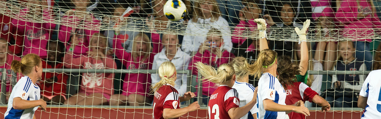 Naisten jalkapallo-ottelu