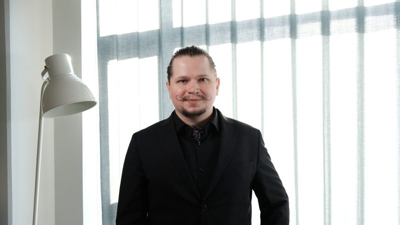 “Olen päässyt hyödyntämään omia erityistaitojani” – Aleksi on vapaaehtoinen Juristin puhelinneuvonnassa