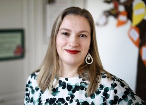 Eeva Laine katsoo kameraan