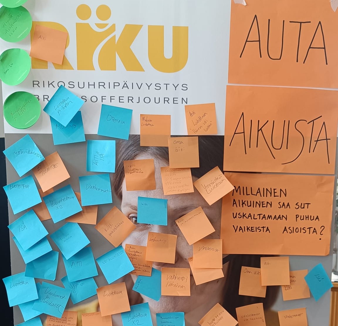 Kuva RIKUn messupisteellä kerätyistä postit-lapuista, joissa nuoret kertovat, millaiselle aikuiselle uskaltavat puhua