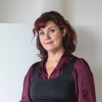 Jenni Hellman katsoo kameraan