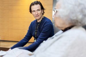 Mies katsoo vanhaa rouvaa