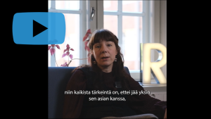 Ruutukaappaus videosta, nainen katsoo kameraan ja alla teksti "niin kaikista tärkeintä on, ettei jää yksin sen asian kanssa,"