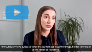 Ruutukaappaus videosta. Nainen katsoo kameraan. Teksti: "Rikosuhripäivystys auttaa ja tukee maksuttomasti rikosten uhreja, heidän läheisiään ja rikosasiassa todistavia."