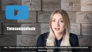 Ruutukaappaus videosta. Kuvassa nainen katsoo kameraan. Teksti: "Hei. Tässä videossa on tarkoitus avata Rikosuhripäivystyksen tietosuojaselosteen tärkeitä."