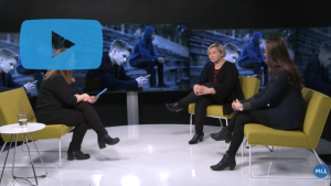Ruutukaappaus videosta. Kolme henkilöä istuu studiossa keskustelemassa.