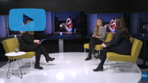 Ruutukaappaus videosta. Kuvassa kolme henkilöä keskustelee studiossa.