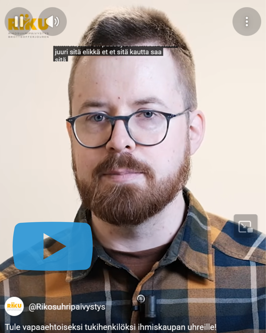 Kuvakaappaus youtube-videosta, jossa näkyy miehen kasvot