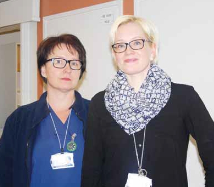 Oulun yliopistollisen sairaalan yhteispäivystyksessä vs. osastonhoitajana työskentelevä Marika Kivirinta ja PPSHP:n työsuojeluvaltuutettu Petra Neitola.