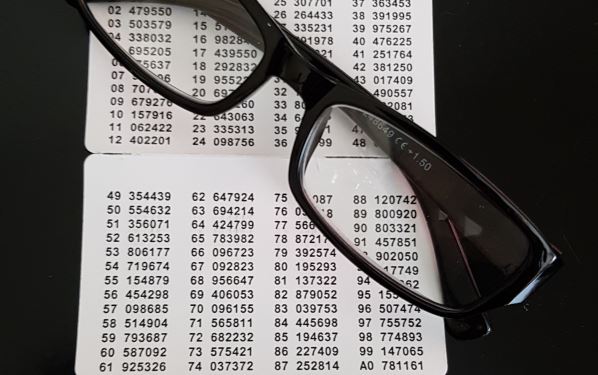 Silmälasit pankkien tunnistautumis-lomakkeen päällä